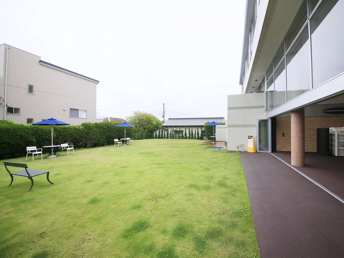 ドッグランは屋内外が繋がっている全天候型です！