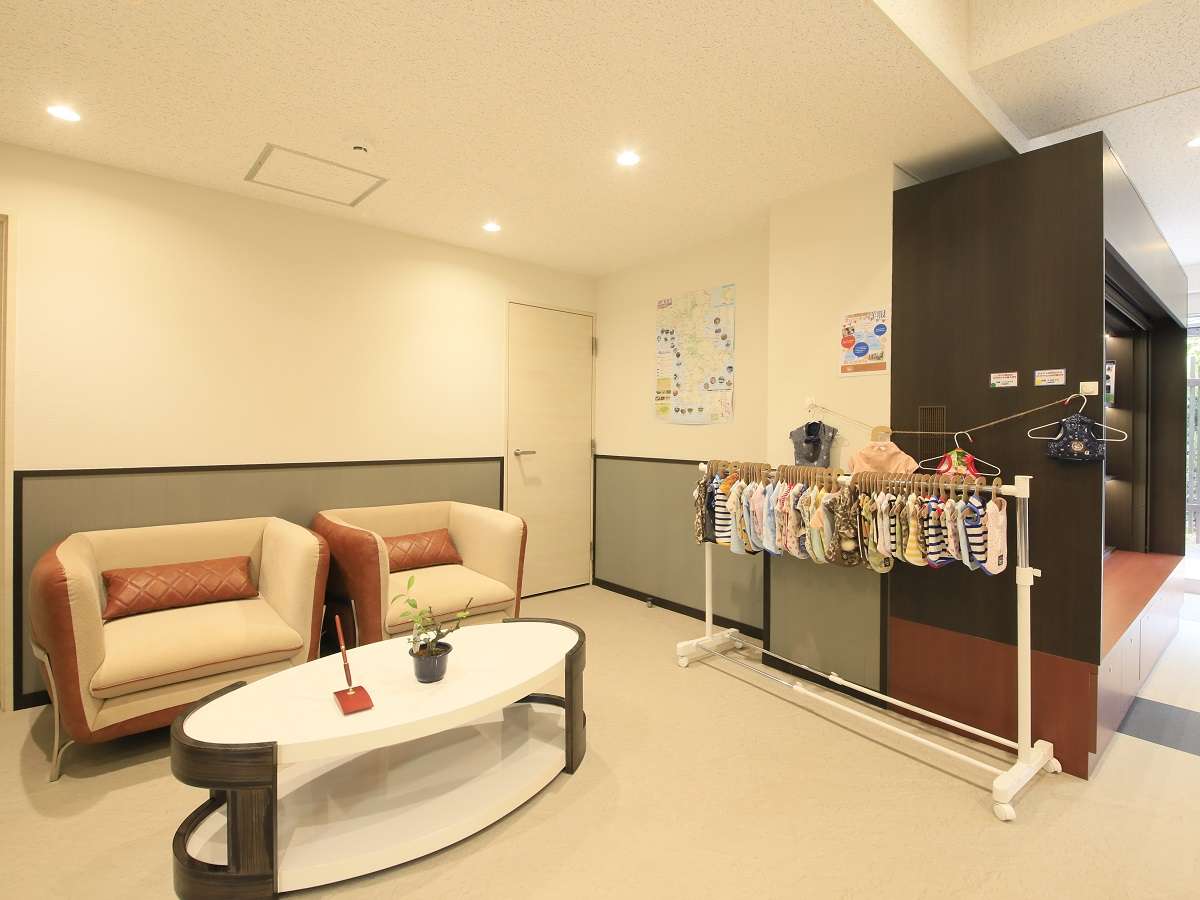 ロビーではわんちゃん用のお洋服なども販売。ここでしか買えない品も・・！