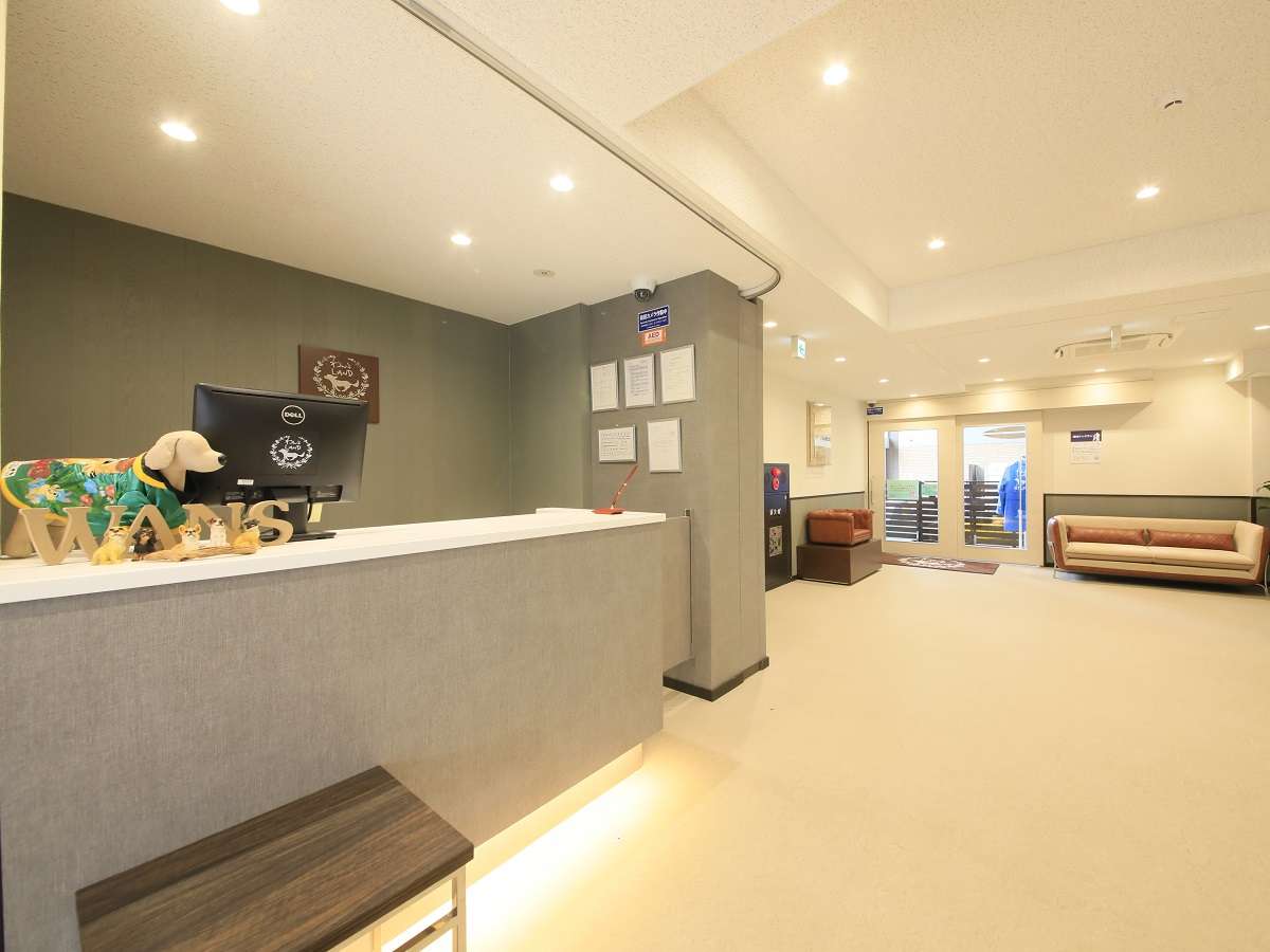 入ってすぐがフロントです。皆様のお越しをお待ちしております。