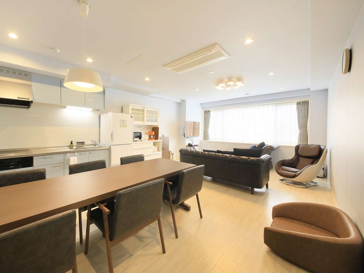 [ペット可・デラックスルーム]わんちゃん用のソファやマッサージチェアもございます。