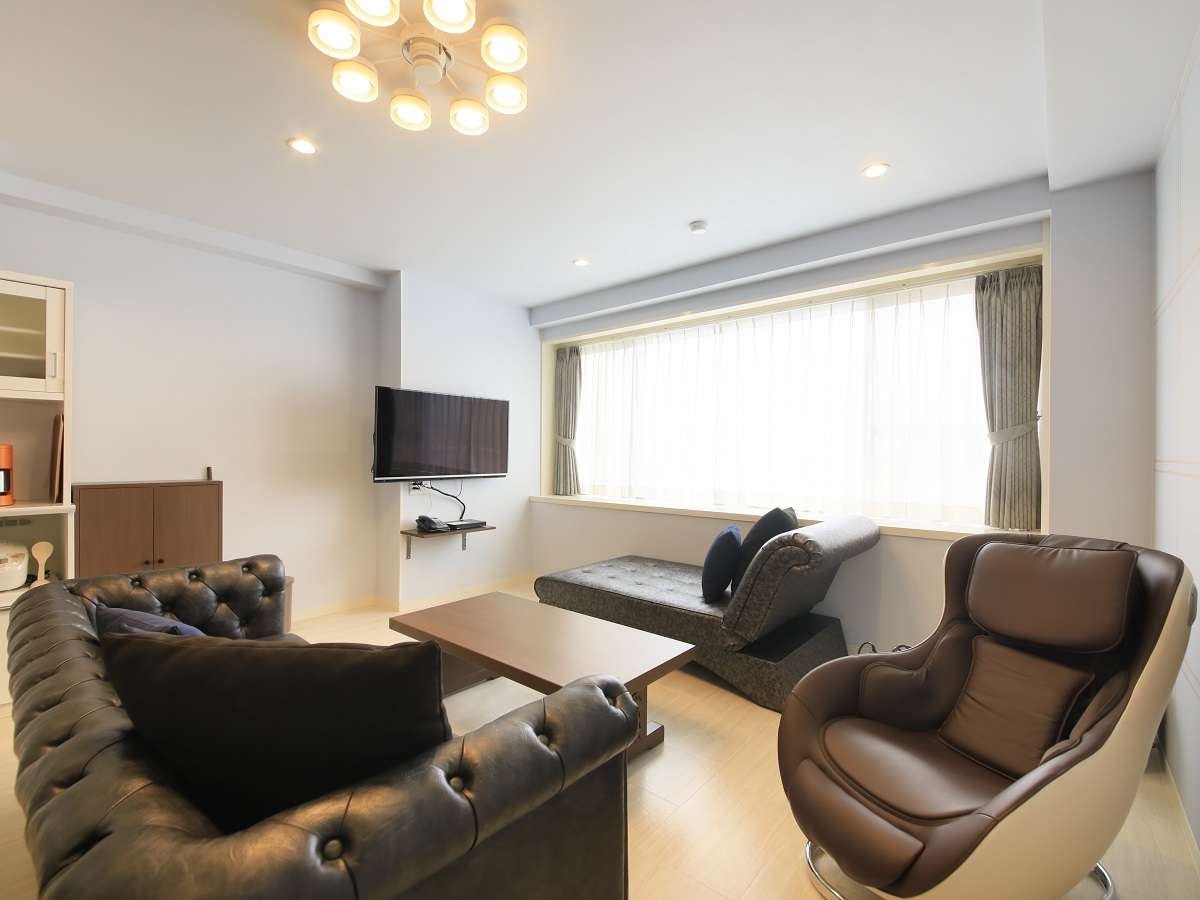 [ペット可・デラックスルーム]ふかふかソファはゆっくりと寛ぐのにぴったりです♪