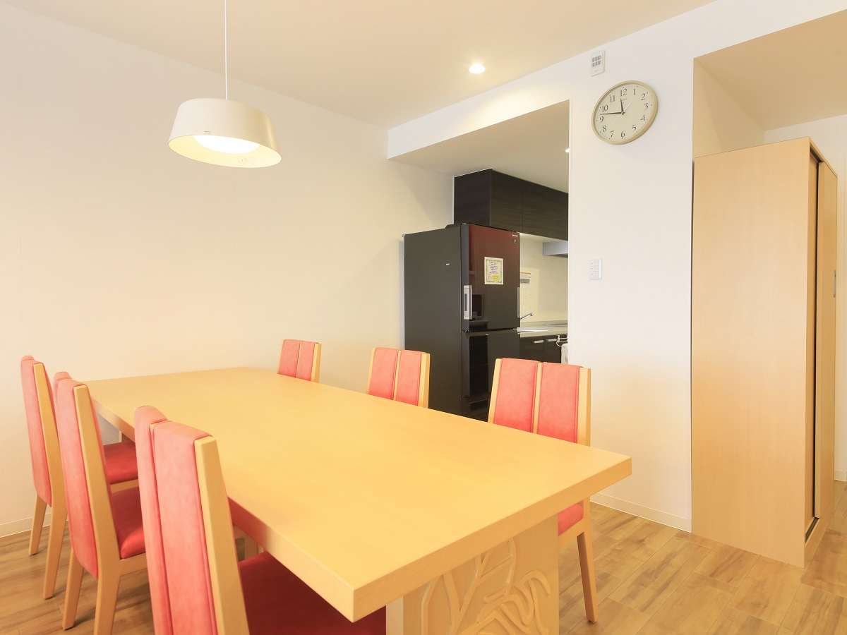 ペット可・デラックスルーム一例｜余裕あるサイズのダイニングテーブル。お食事の時間をお楽しみください！