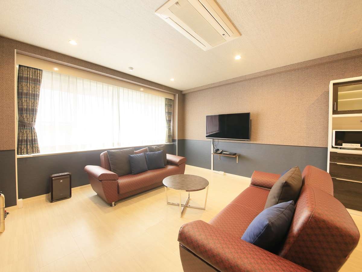 ペット可・スタンダードルーム一例｜窓際のソファはゆっくり過ごすのにぴったり♪