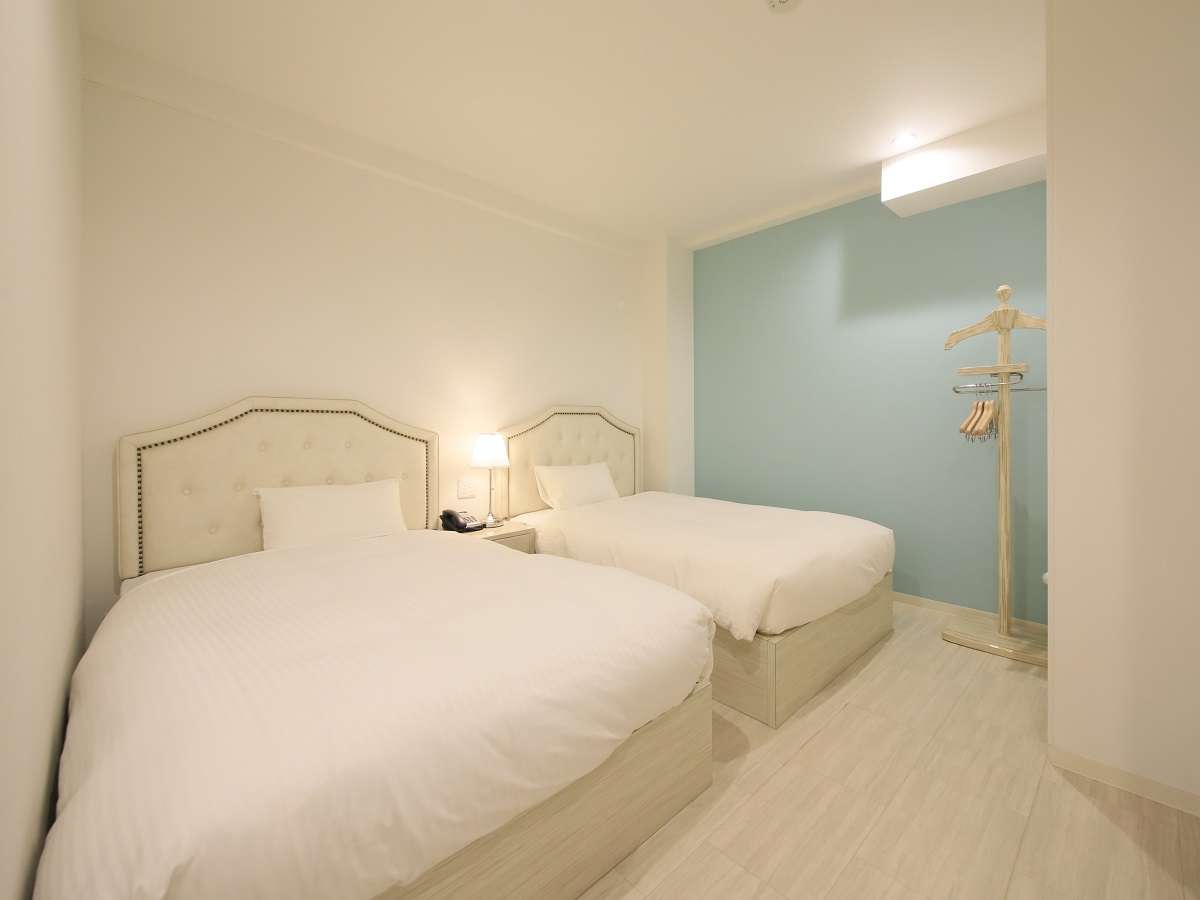 ペット可・スタンダードルーム一例｜ベッドルームは落ち着きがありつつも明るい印象。