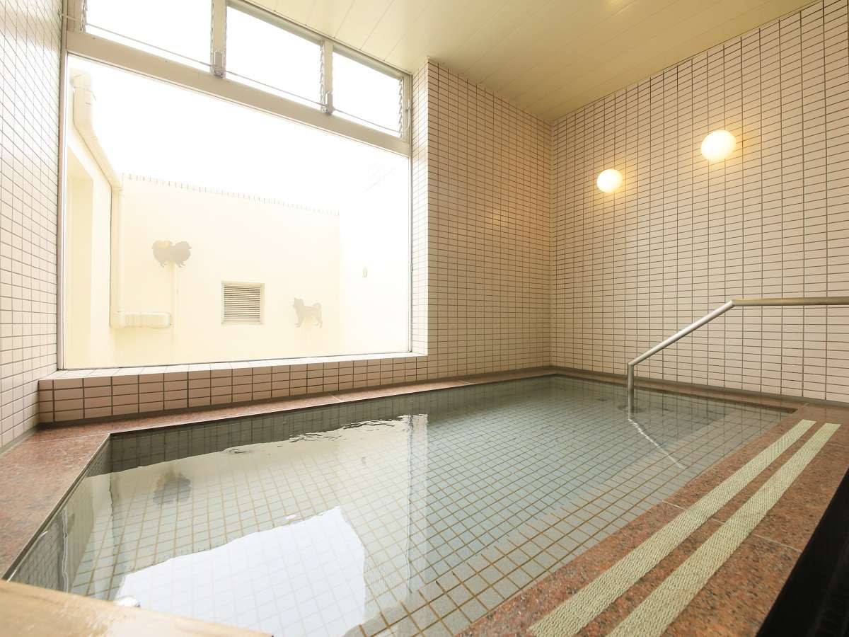 貸切風呂｜貸切風呂の人用の浴槽。広々とした造りです♪※ペットは入れないようご注意ください