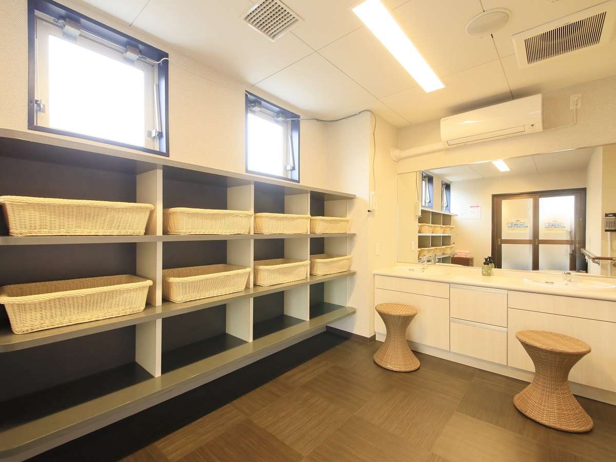 [貸切風呂]脱衣所も広々。家族みんなで使えます♪