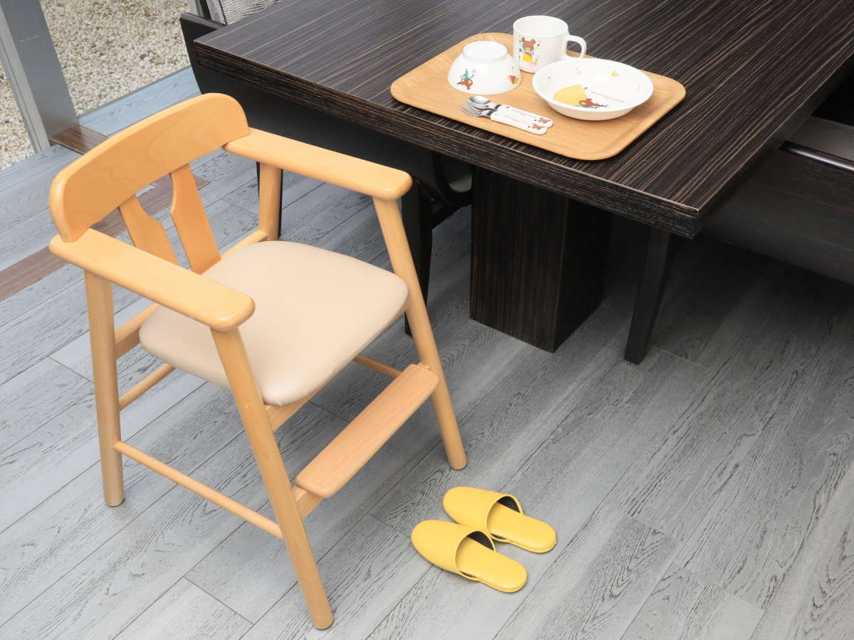 【客室備品】お子様用の食器・椅子・スリッパのご用意がございます。