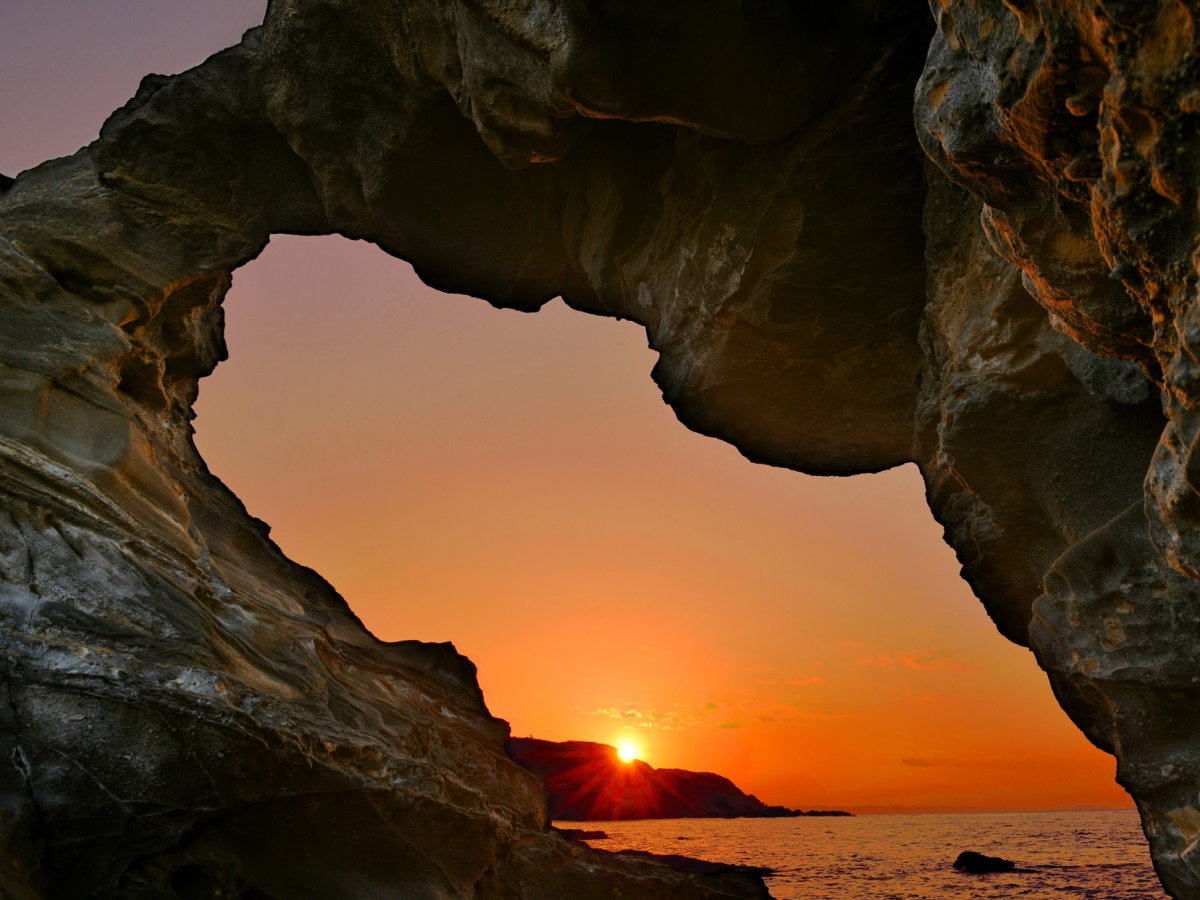 【城ヶ島公園】長い年月をかけ、波で浸食されてできた海蝕洞穴（当館より車約20分）