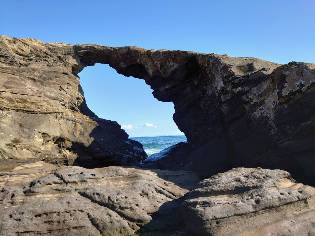 【城ヶ島公園】長い年月をかけ、波で浸食されてできた海蝕洞穴（当館より車約20分）