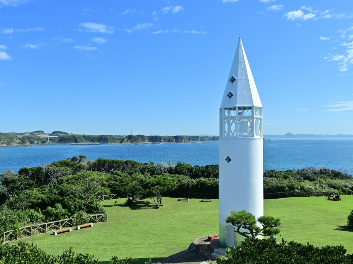 【城ヶ島公園】安房埼灯台は三浦大根をモチーフとしたデザイン灯台（当館より車約20分）