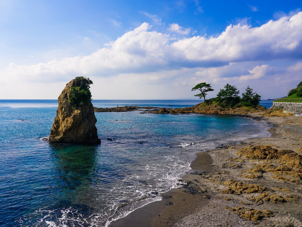 【立石海岸】海岸に突出した奇石「立石」は古来より絶景として有名（当館より車約20分）