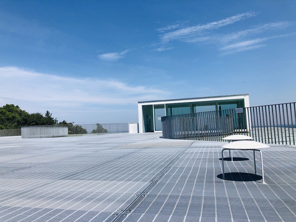 【横須賀美術館】環境全体が美術館をコンセプトに設計された美術館。(当館から車で約25分)