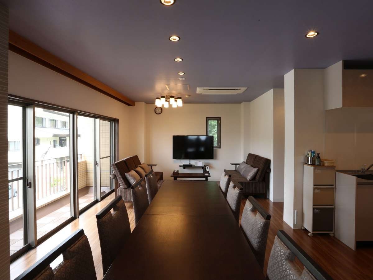 【プレミアムルーム一例】合計でベッド６台、お布団２組のメゾネットタイプの客室。