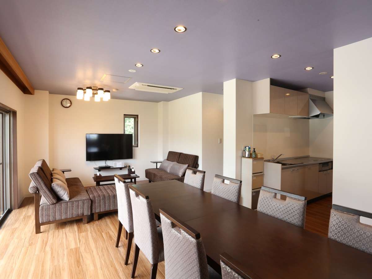 【プレミアムルーム一例】合計でベッド６台、お布団２組のメゾネットタイプの客室。