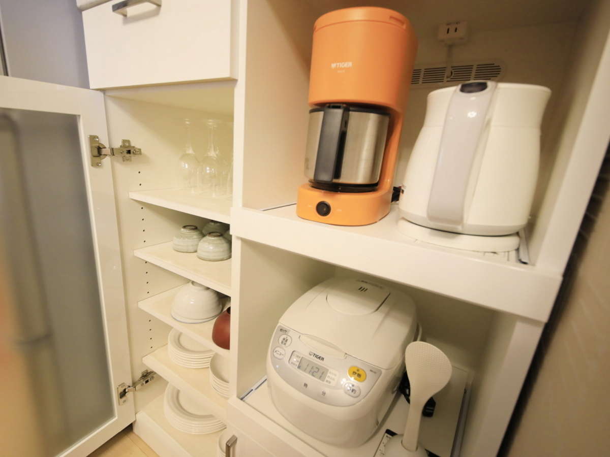 【キッチン一例】充実したキッチン用品で別荘ライフをお楽しみ頂けます。※コーヒーメーカーは有料