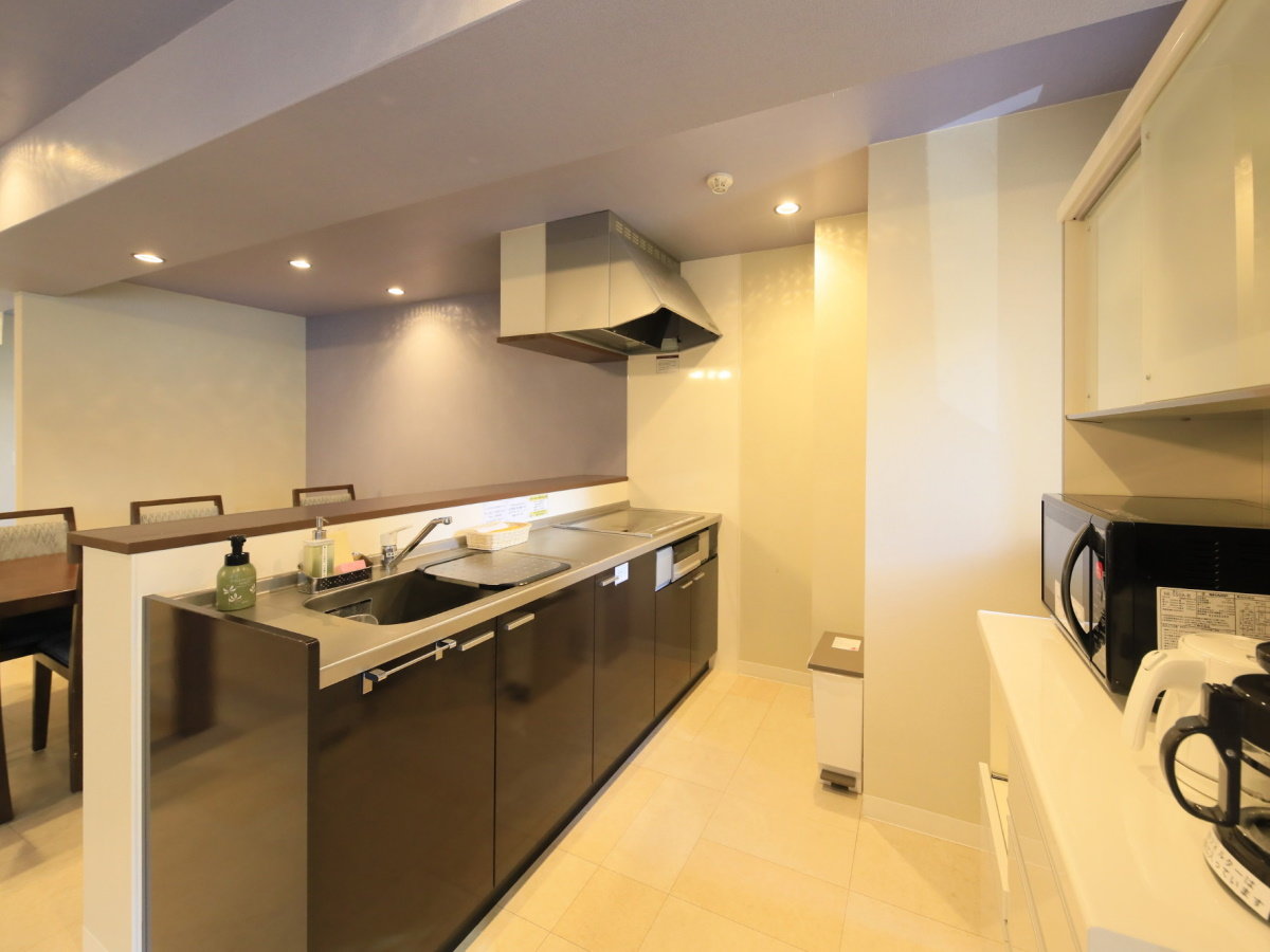 【デラックスルーム一例】お部屋には冷蔵庫などの家具完備！※コーヒーメーカーは有料