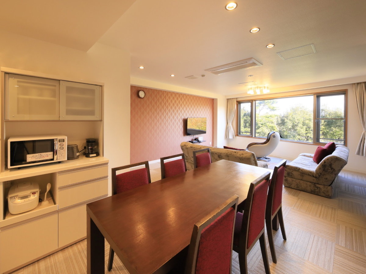 【デラックスルーム一例】テーブルを囲んでご団らんをお楽しみくださいませ。※コーヒーメーカーは有料