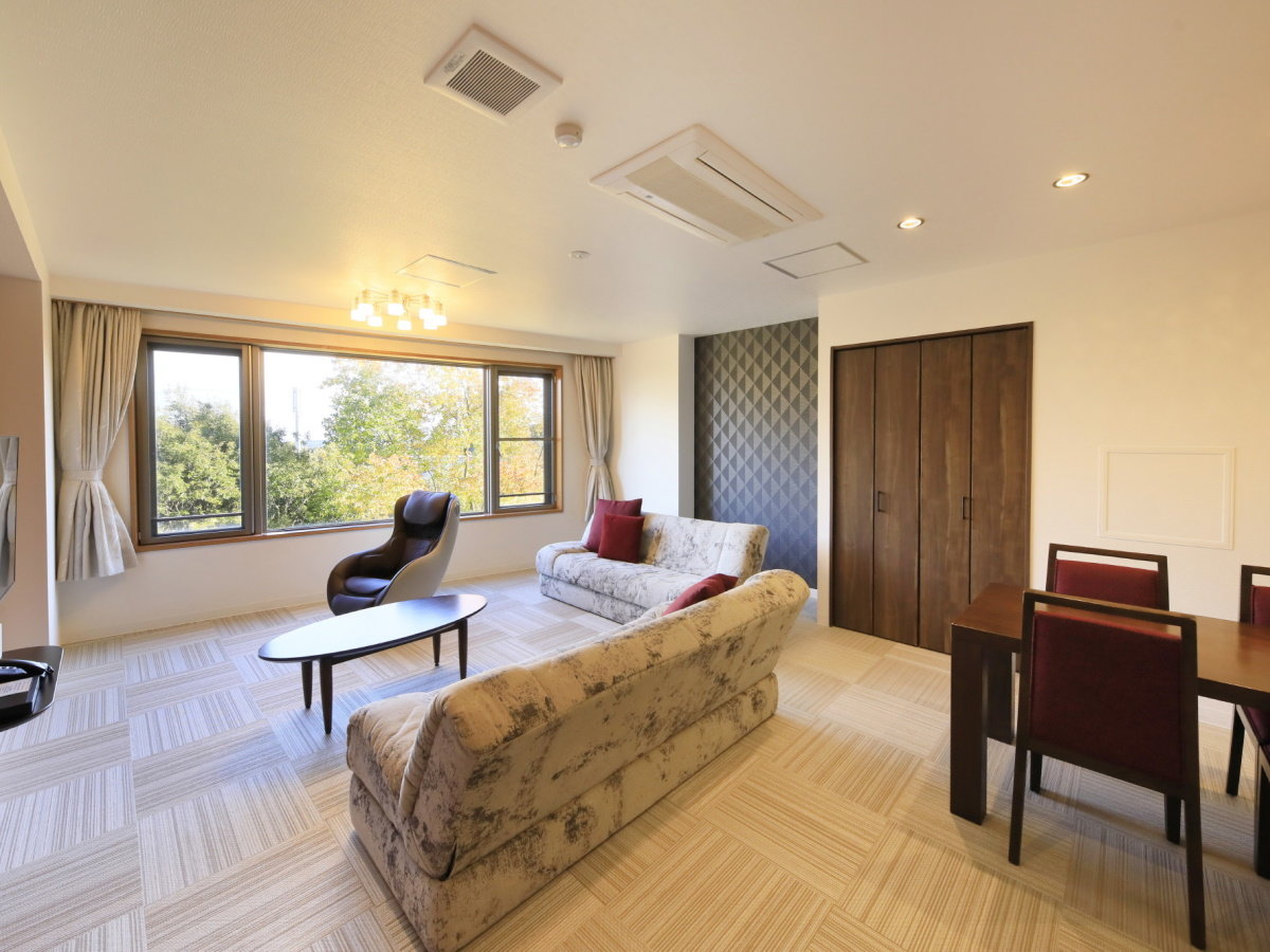 【デラックスルーム一例】65～100平米・2LDKまたは3LDKの客室。家族旅行・グループ利用にぴったり◎