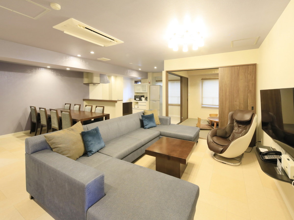 【デラックスルーム一例】大きなソファのある客室では皆さまでのご歓談をお楽しみ下さいませ。