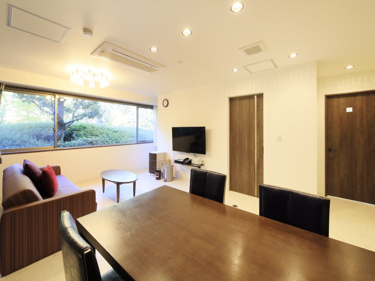 【ペット可・スタンダードルーム一例】テーブルを囲んでご団らんをお楽しみくださいませ。