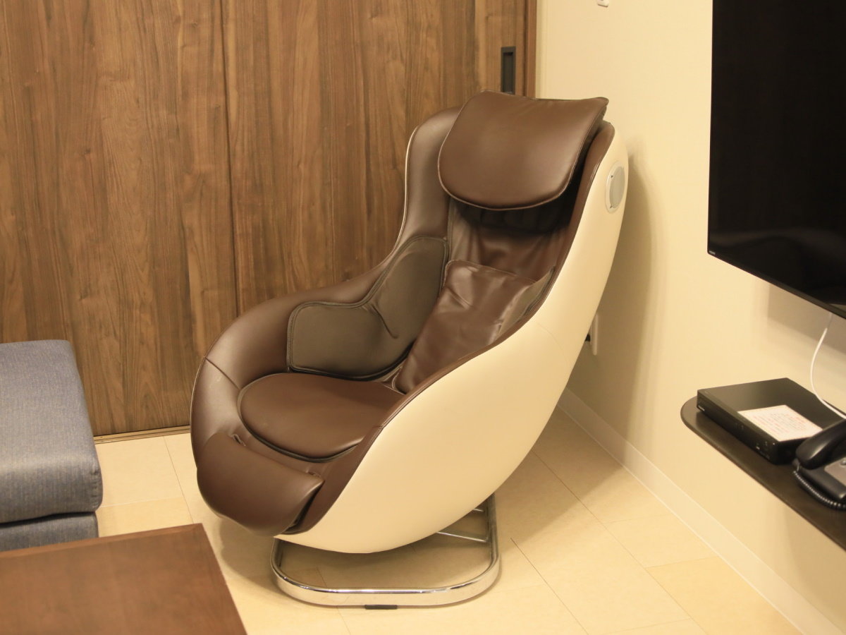 【デラックスルーム一例】デラックスルーム・プレミアムルームにはマッサージチェアを備え付けております。