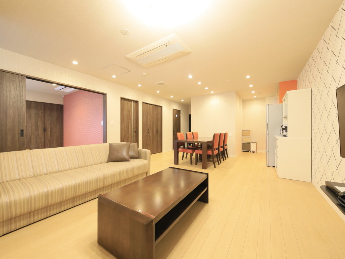 【ペット可・スタンダードルーム一例】1LDK（55平米）～の客室。愛犬と一緒にお楽しみくださいませ。