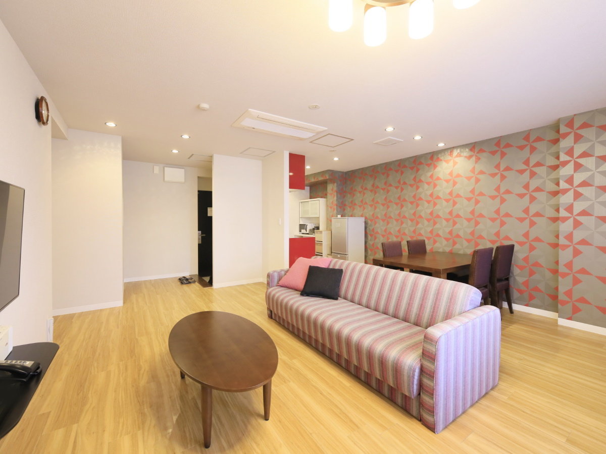 【スタンダードルーム一例】1LDK（65平米～）の客室。4名までご宿泊可能です。