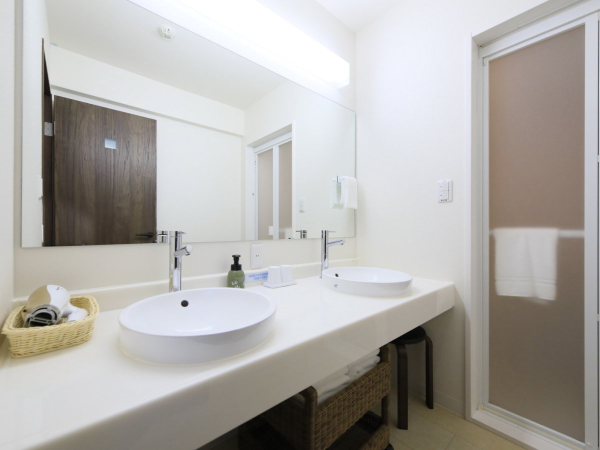 【客室設備一例】大きな洗面台で住まうようにご宿泊頂けます。洗濯機完備。