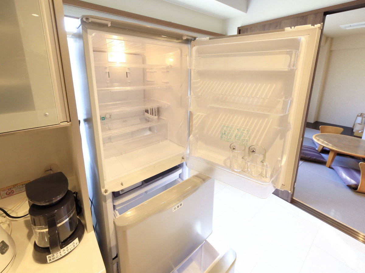 【客室設備一例】冷蔵庫には冷えたビールジョッキを備え付けております。ご自由にご利用ください。