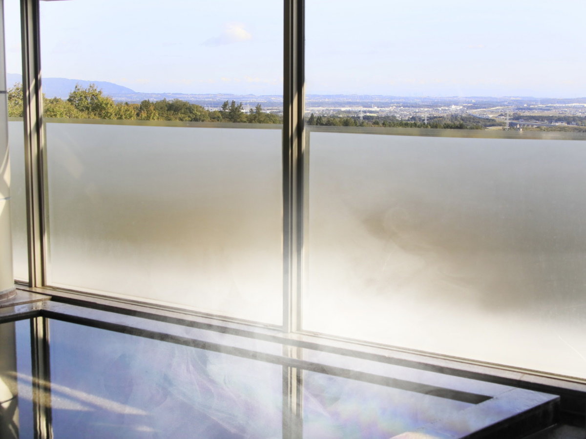 【大浴場】男湯からは山々の景色をご堪能頂けます。