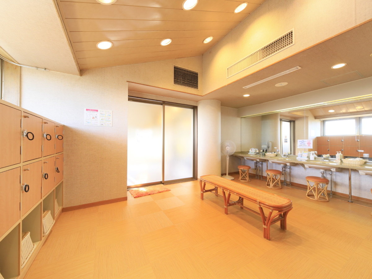 【大浴場】脱衣所にはドライヤー・ヘアトリートメント・乳液等を備え付けています。