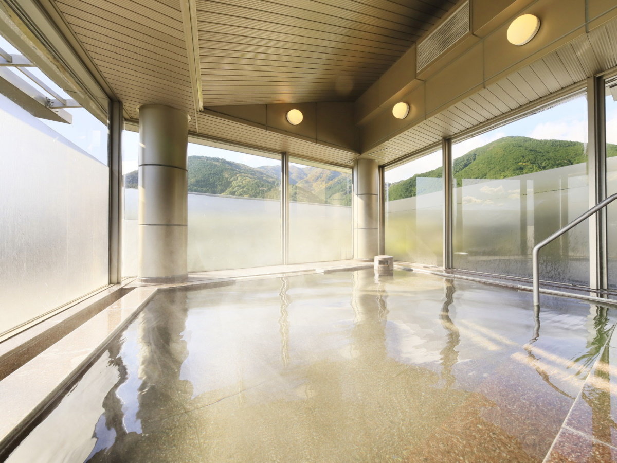 【大浴場】館内風呂は広々と解放感がございます。