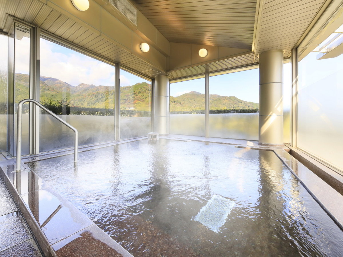 【大浴場】男湯からは山々の景色をご堪能頂けます。