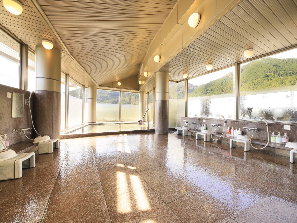 【大浴場】洗い場は広々としています。