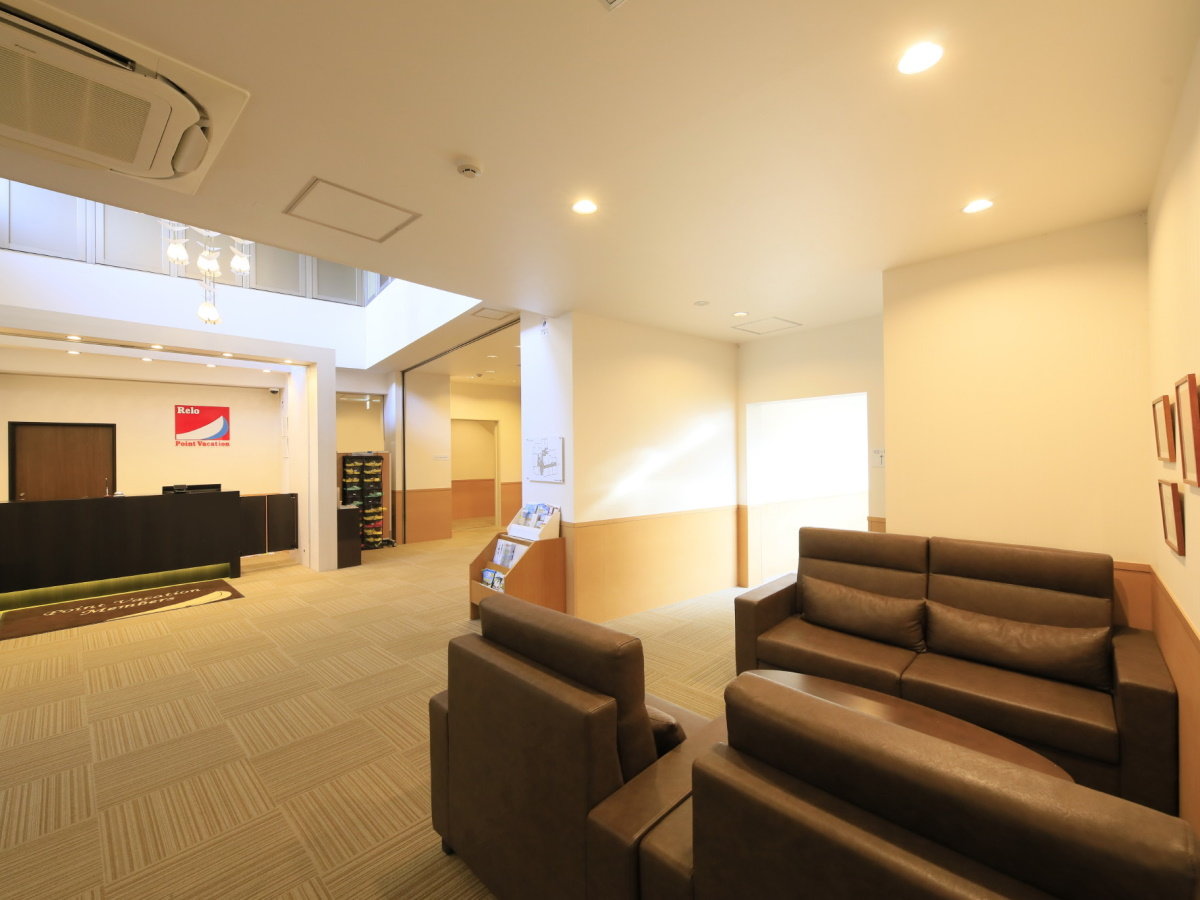 【フロント】広々としたフロントでお待ち合わせも可能です。