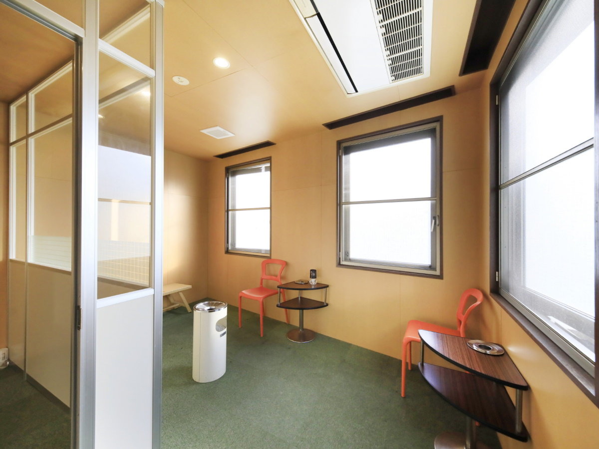 当館は全館禁煙です。館内２階に喫煙所がございますのでご利用くださいませ。