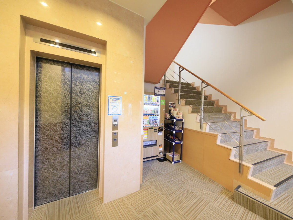 【フロント】エレベーターもございますのでご安心くださいませ。