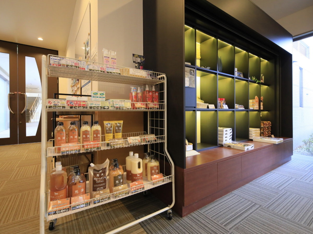 【売店商品】ご当地のお土産や大浴場備え付けのアメニティの販売もございます。