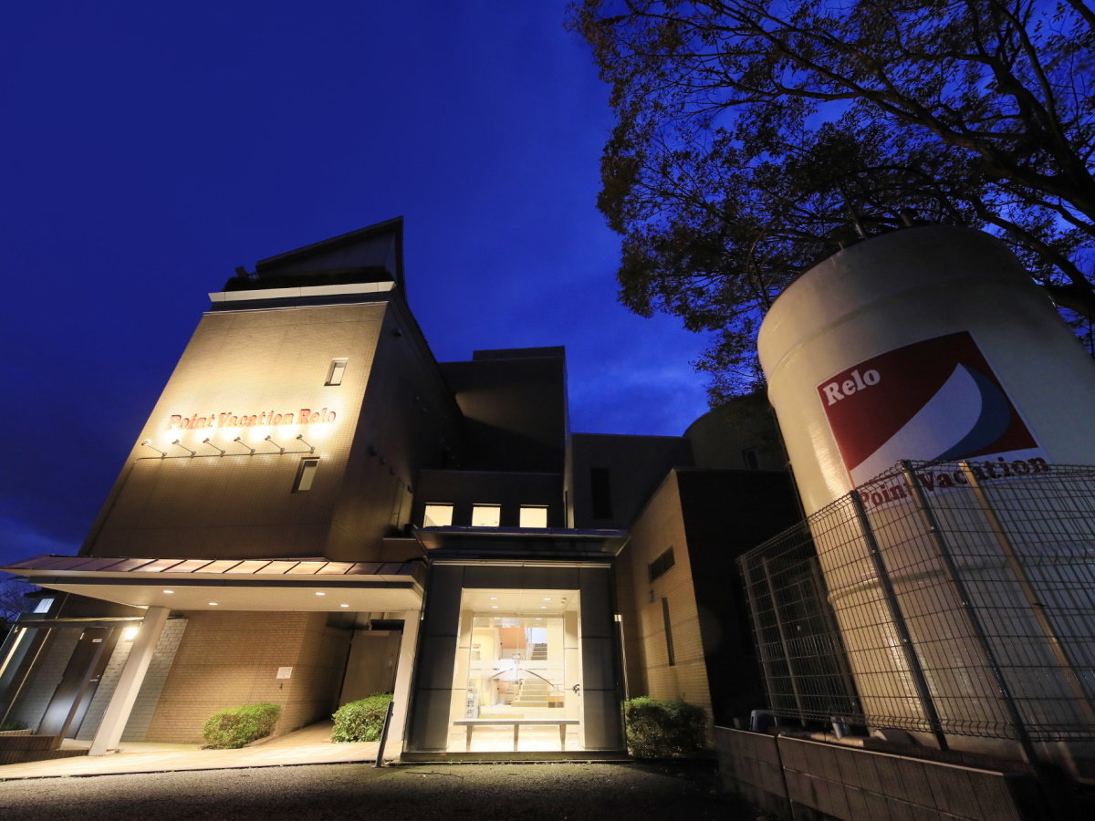 【外観】夜は落ち着いた雰囲気になります。