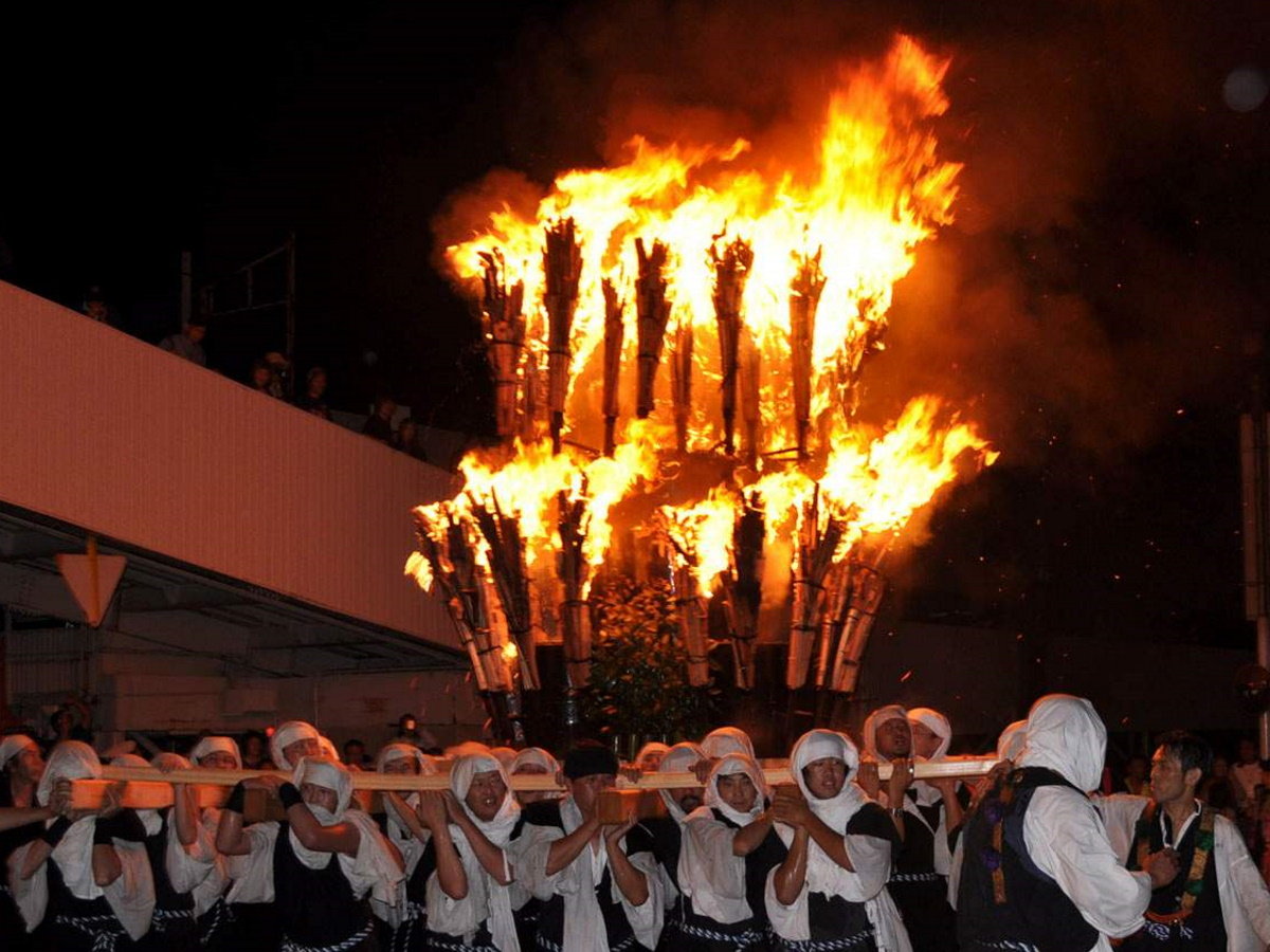 【僧兵まつり・火炎みこし】僧兵姿の人々によって運ばれる火炎みこしが温泉街を赤い灯りで照らします。
