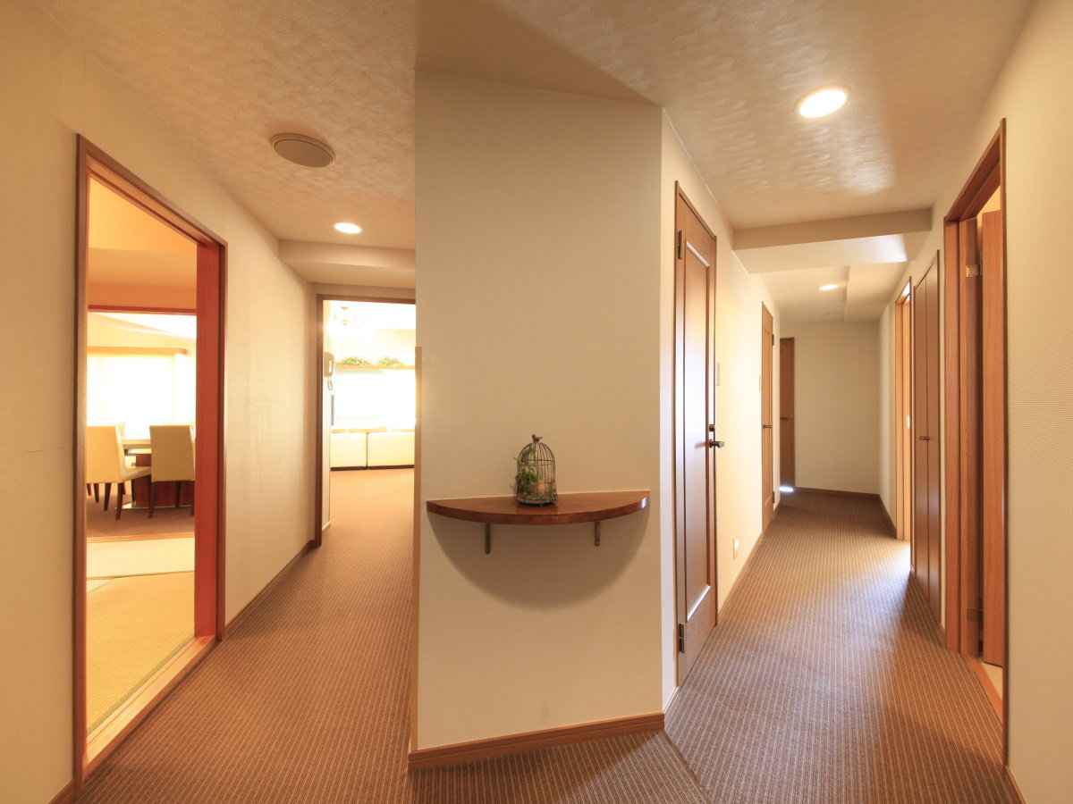 【グランドルーム一例】寝室が分かれていますのでグループ利用でも気を遣わずにご利用いただけます。