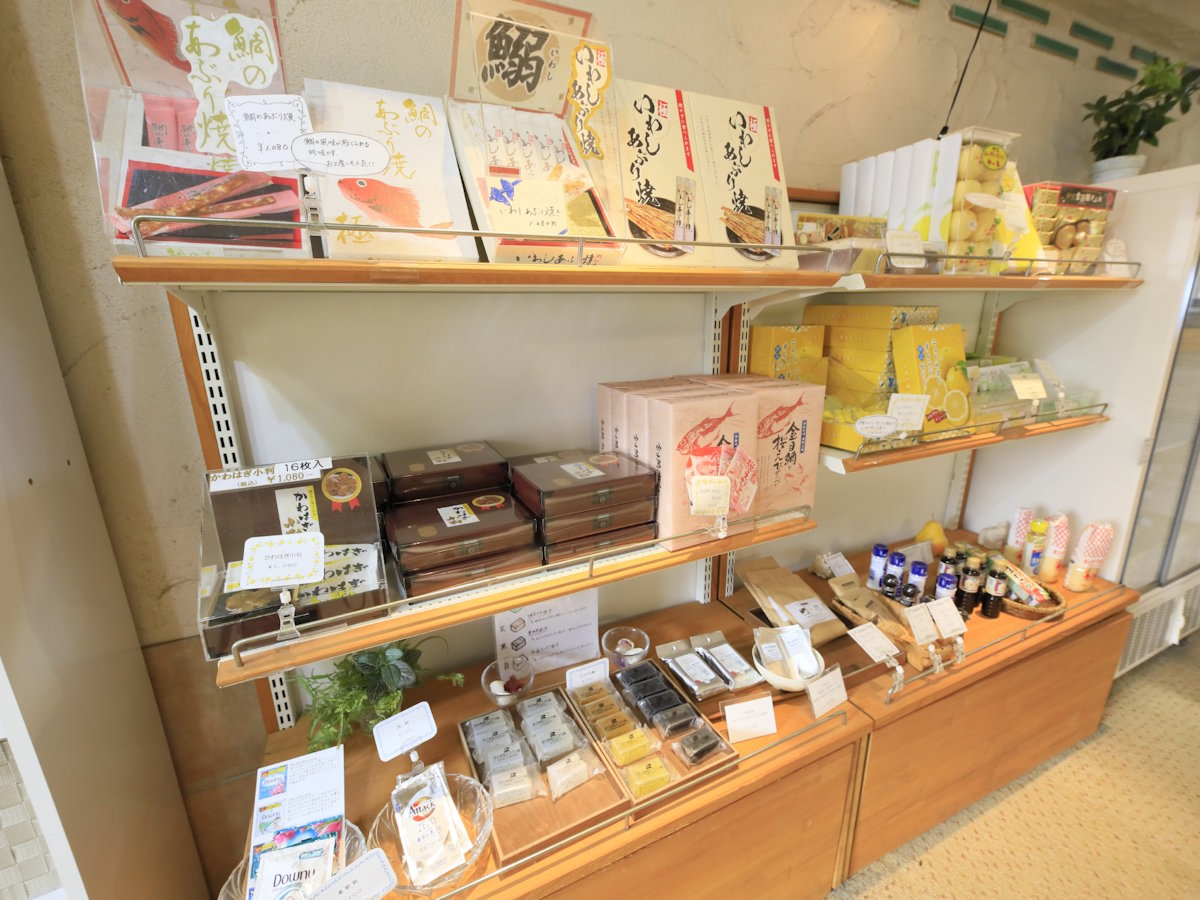 【売店】ご当地のお土産を売店にて販売しております。
