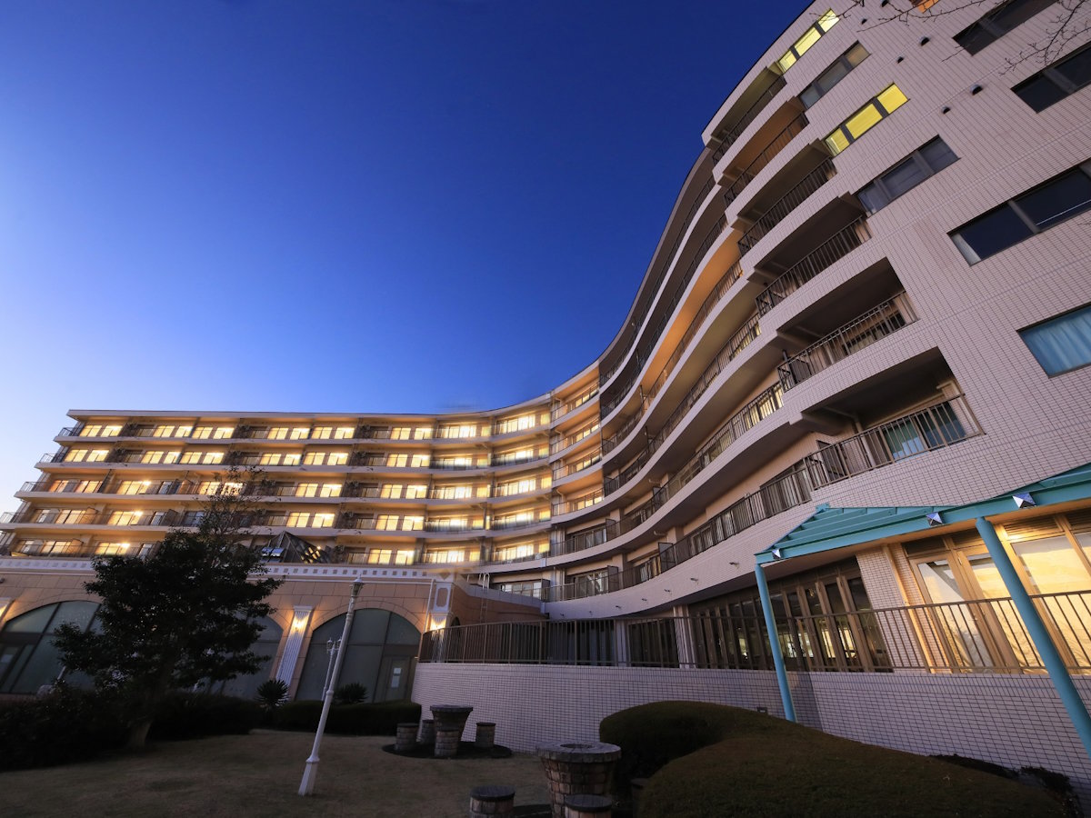 【外観】夜は落ち着いた雰囲気になります。