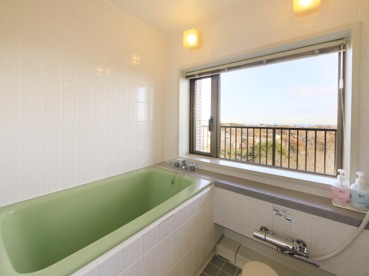 【ペット可・スタンダードルーム一例】展望風呂の客室では伊豆高原の海が眺められます。