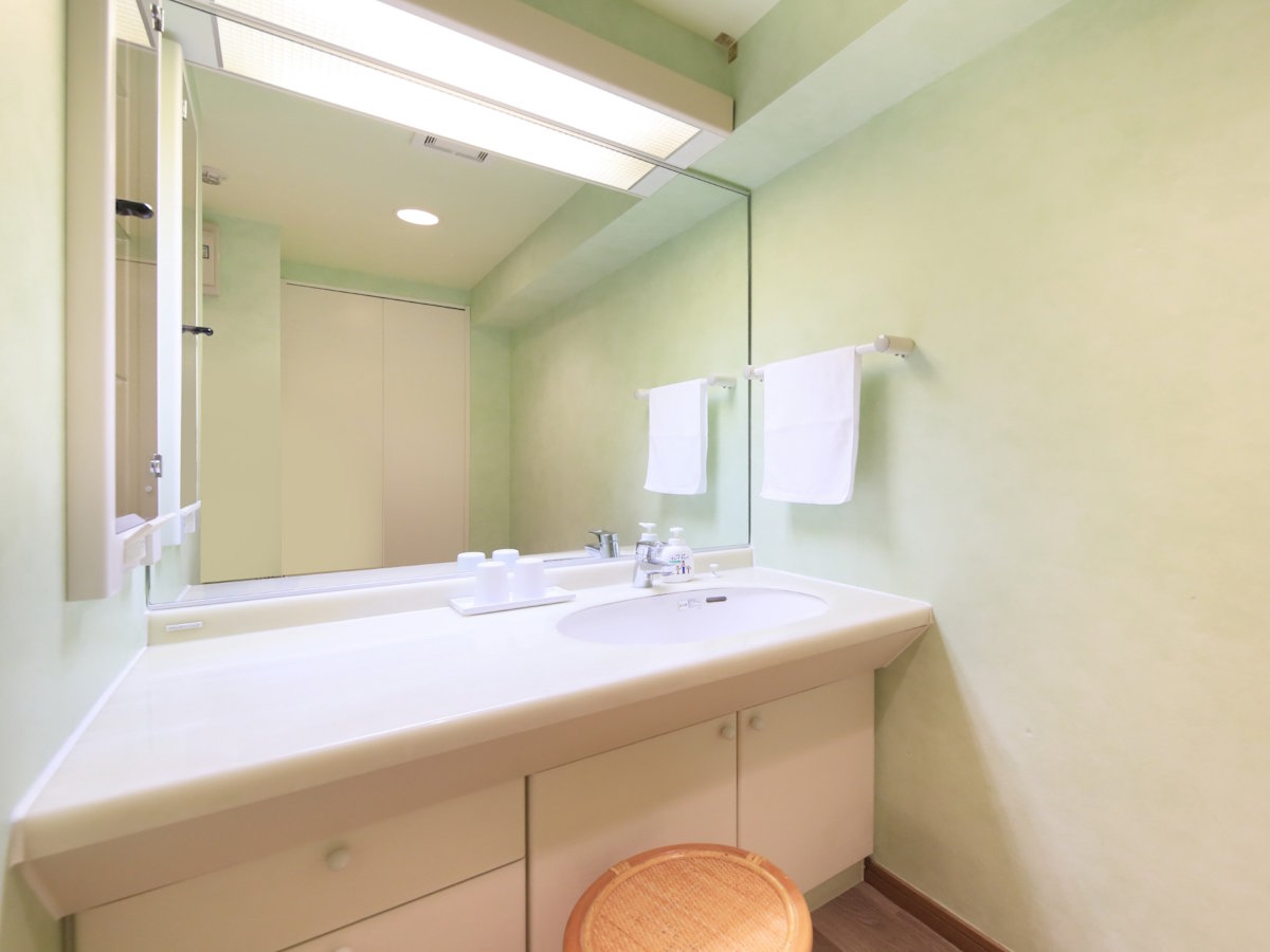 【スタンダードルーム一例】大きな洗面台で住まうようにご宿泊頂けます。