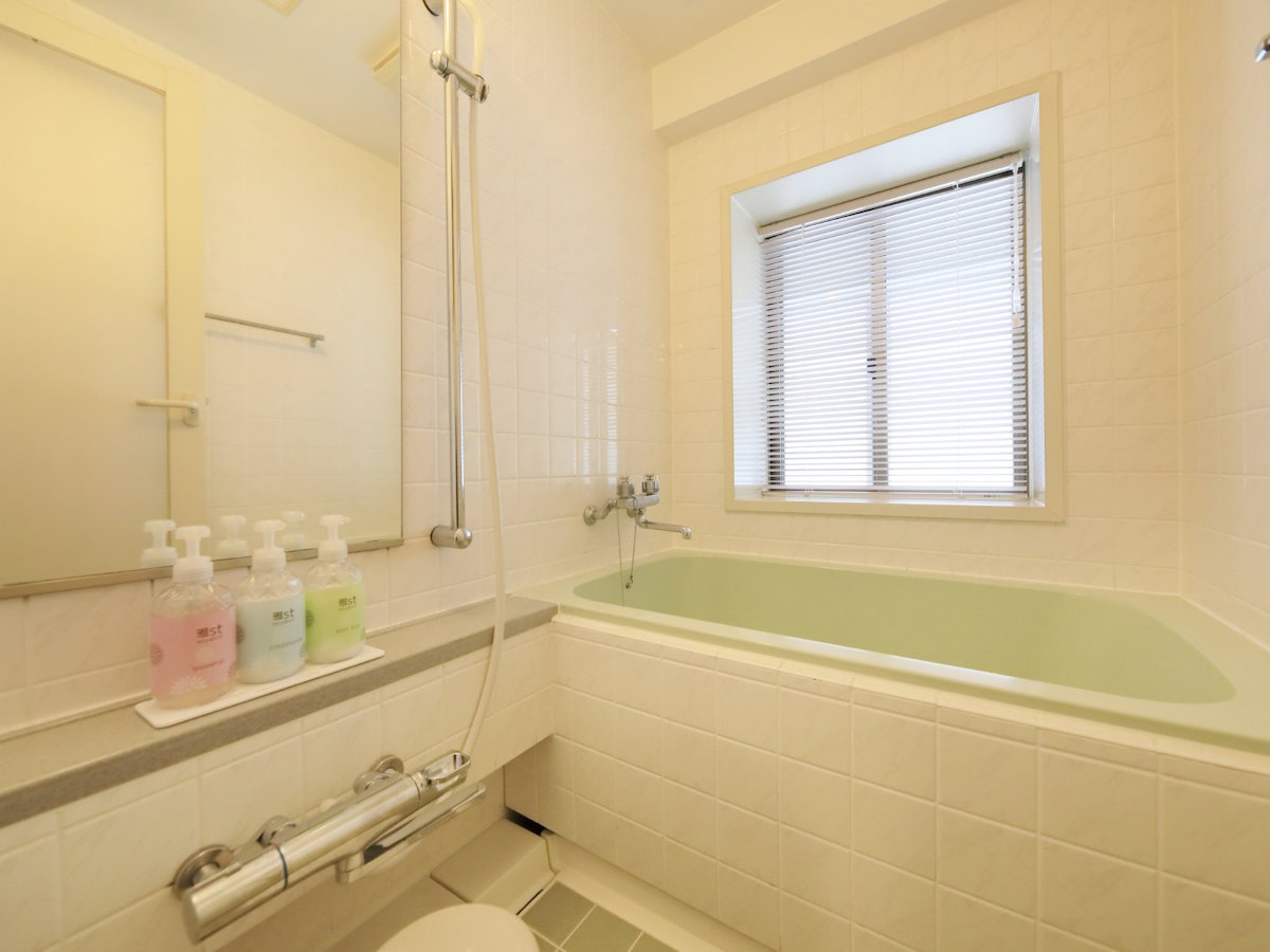 【スタンダードルーム一例】大浴場だけでなく客室にもバスルームがございますのでお子様連れの方にも安心。