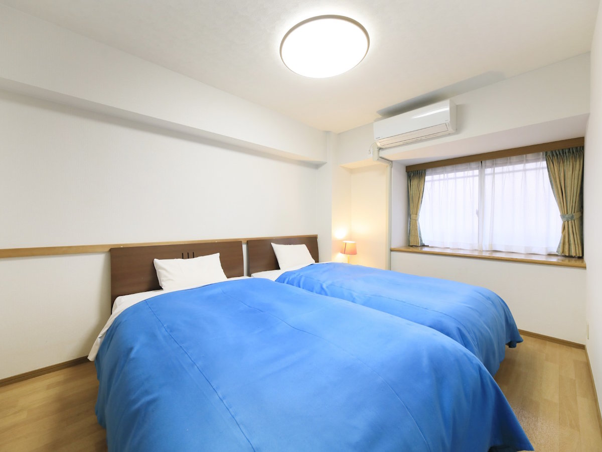 【ペット可・スタンダードルーム一例】セミダブルベッド2台の寝室。　※間取りのご指定不可。