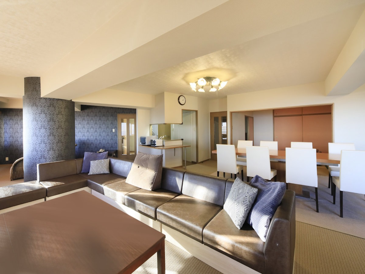 【グランドルーム一例】大きなソファのある客室では皆さまでのご歓談をお楽しみ下さいませ。