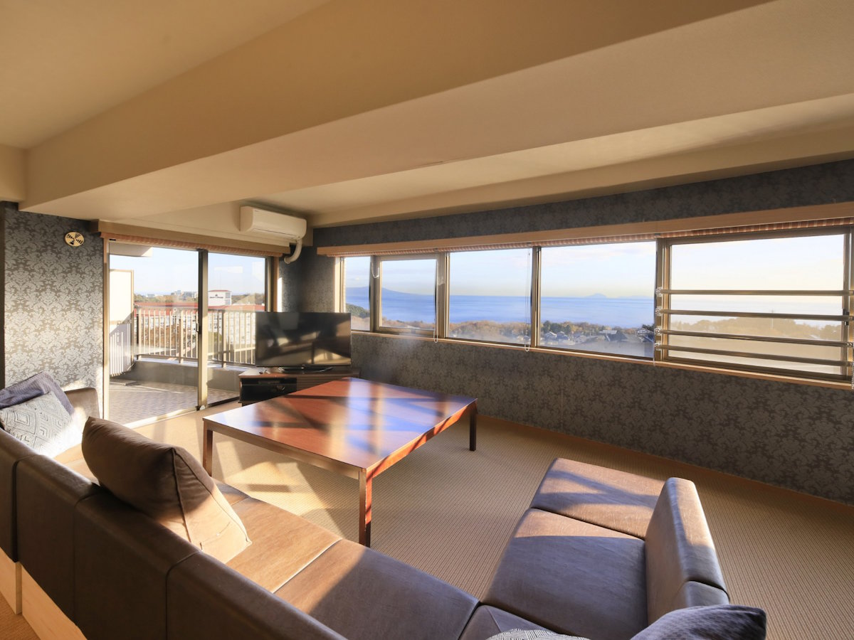 【グランドルーム一例】日中は海を見ながらごゆっくりとお過ごしいただけます。