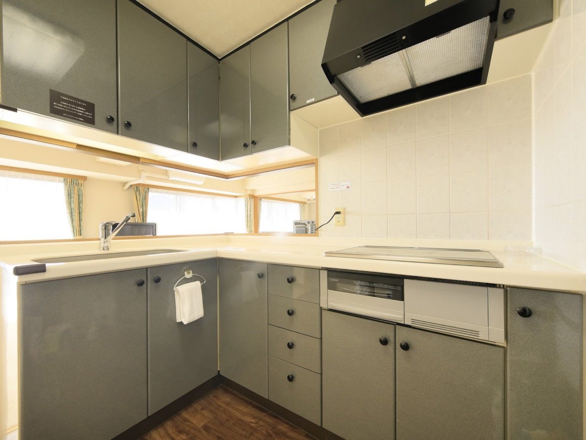 【グランドルーム２一例】大きなキッチンには調理器具一式が備わっています。※調味料ご用意無し